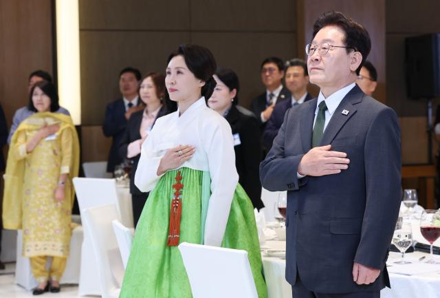 인도를 국빈 방문 중인 이재명 대통령과 김혜경 여사가 지난 19일현지시각 뉴델리 한 호텔에서 열린 동포만찬간담회에서 국기에 경례하고 있다 사진연합뉴스