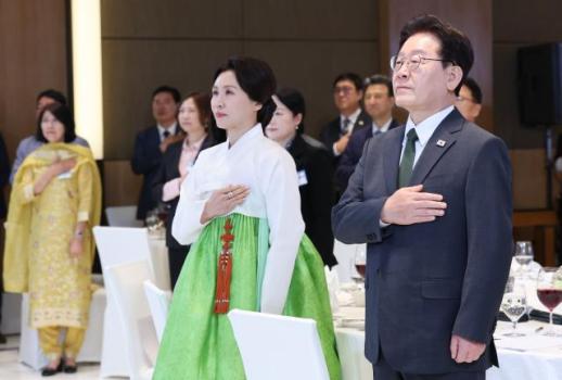 Tổng thống Lee tham dự Diễn đàn Kinh doanh Hàn-Ấn, đề xuất hợp tác thương mại và đầu tư