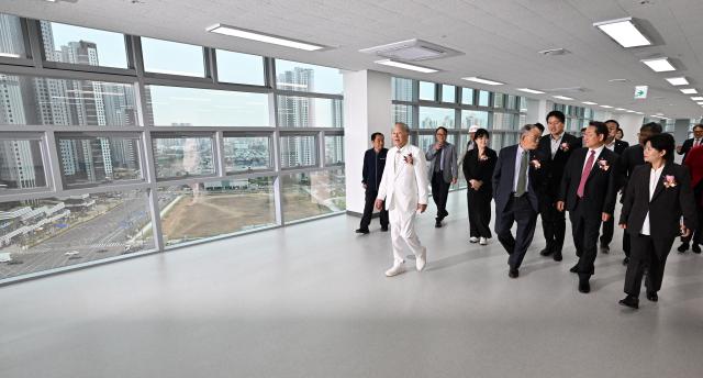 유정복 인천광역시장이 20일 루원복합청사에서 열린 준공 기념식에서 참석내빈들과 시설을 둘러보고 있다 사진인천시