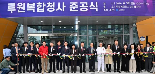 유정복 인천광역시장이 20일 루원복합청사에서 열린 준공 기념식에서 참석내빈들과 테이프커팅을 하고 있다 사진인천시