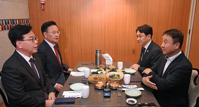 한병도 더불어민주당 원내대표와 송언석 국민의힘 원내대표가 20일 서울 여의도의 한 식당에서 오찬 회동을 하고 있다 사진연합뉴스