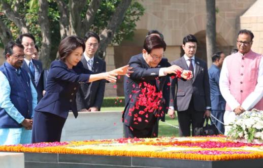 李在明在印度拜谒甘地公园