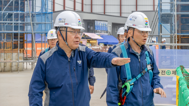 GS건설 김태진 사장왼쪽이 아파트 건설현장을 방문해 안전점검을 진행하고 있다 사진GS건설