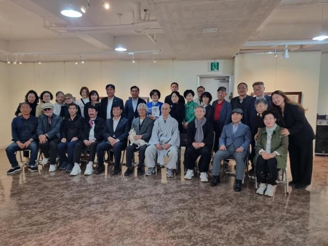 월산미술관에서 지인들과 단체기념촬영을 하고 있다 사진이동원 기자