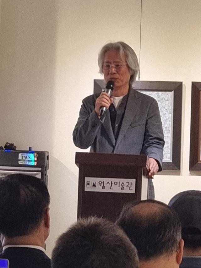 김형권 작가가 인사말을 진행하고 있다 사진이동원 기자