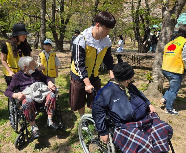 동해시가족봉사단이 지역 사회복지시설에 입소한 어르신들을 모시고 수원지 일대에서 봄 나들이 프로그램을 운영했다 사진동해시가족봉사단