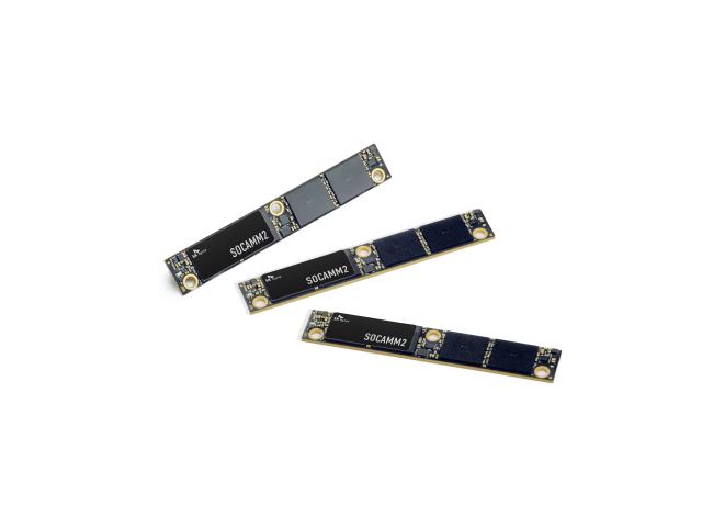 SK하이닉스가 양산하는 10나노급 6세대1c LPDDR5X 저전력 D램 기반 차세대 메모리 모듈 규격인 SOCAMM2 192GB기가바이트 제품 사진SK하이닉스