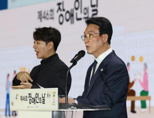 李대통령, 모디 총리·이재용 삼성전자 회장과 깜짝 셀카