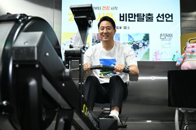 오세훈 서울시장이 20일 여의나루역 러너스테이션에서 로잉머신을 체험하고 있다 사진서울시