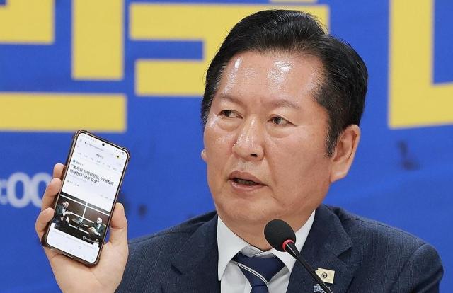 정청래 더불어민주당 대표가 20일 충남 보령머드테마파크에서 열린 현장 최고위원회의에 참석해 자신의 의원 외교 경험을 언급하며 국민의힘 장동혁 대표의 방미를 비판하고 있다 사진연합뉴스