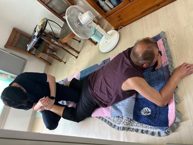 돌봄 대상자가 ‘누구나 돌봄 사업’의 재활 돌봄 서비스를 받고 있다 사진시흥시