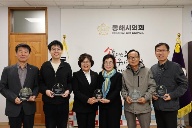 동해시의회가 의장실에서 결산검사에 참여한 외부위원들을 대상으로 감사패 수여식을 개최하고 있다 사진동해시의회