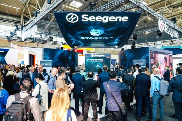 ESCMID Global 2026 씨젠 부스 내 ‘STAgora™ Experience Zone’에서 관람객들이 플랫폼을 체험하고 있다사진씨젠

 