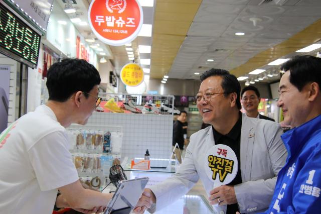 지하상가에서 상인들과 함께사진