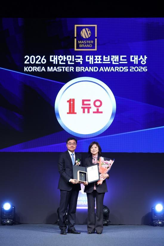 14일 열린 ‘2026 대한민국 대표브랜드 대상’ 시상식 에서 결혼정보서비스 부문 대상을 수상한 박수경 대표이사오른쪽가 시상 후 기념 촬영을 하고 있다 사진듀오