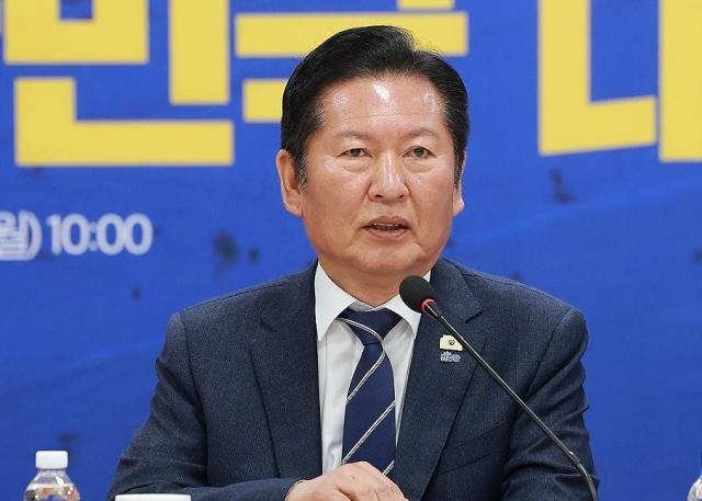 정청래 더불어민주당 대표가 20일 충남 보령머드테마파크에서 열린 현장 최고위원회의에 참석해 발언하고 있다 사진연합뉴스