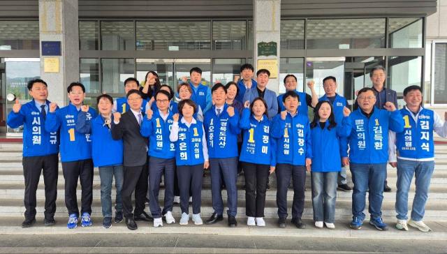 오중기 더불어민주당 경북도지사 후보 구미시청 앞 기자회견 단체 기념 촬영 장면 사진오중기 더불어민주당 경북도지사 후보 선거사무실