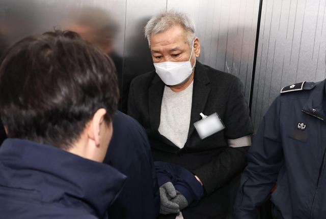 건진법사 전성배씨가 19일 서울 서초구 안권섭 상설특별검사 사무실에 참고인 신분으로 출석하고 있다 사진연합뉴스