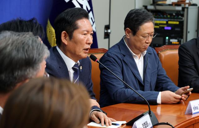 더불어민주당 정청래 대표가 20일 국회에서 긴급 기자회견을 열고 광역단체장 후보로 확정된 현역 의원들은 29일 일괄 사퇴한다며 울산 남갑 국회의원 보궐선거 후보로 전태진 변호사를 전략 공천하겠다고 밝히고 있다사진연합뉴스