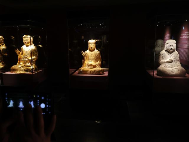  20일 서울 종로구 불교중앙박물관에서 열린 특별전 도솔산 선운사-선에 들고 구름에 눕다에 도솔암 내원궁 금동지장보살좌상왼쪽부터 선운사 지장보궁 금동지장보살좌상 참당암 지장전 석조지장보살좌상이 전시돼 있다  사진연합뉴스