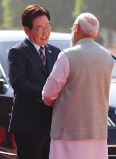 李대통령, 모디 총리·이재용 삼성전자 회장과 깜짝 셀카