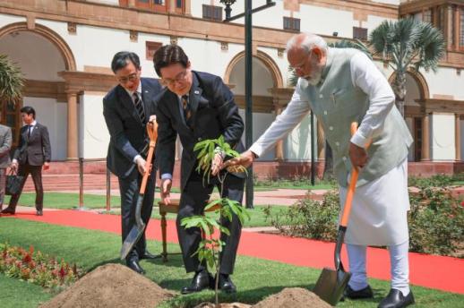 共同种下韩印友谊象征之树