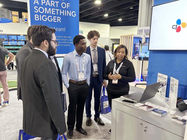 CJ대한통운 미국법인 CJ로지스틱스 아메리카CJLA 직원이 미국 애틀란타에서 개최된 ‘MODEX 2026’ 참관객들에게 콜드체인 물류 서비스와 AI 기반 물류관리시스템을 설명하고 있다사진CJ대한통운