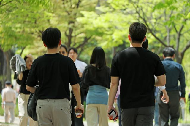 지난 16일 서울 여의도공원에서 시민들이 얇은 차림으로 산책을 즐기고 있다 사진연합뉴스