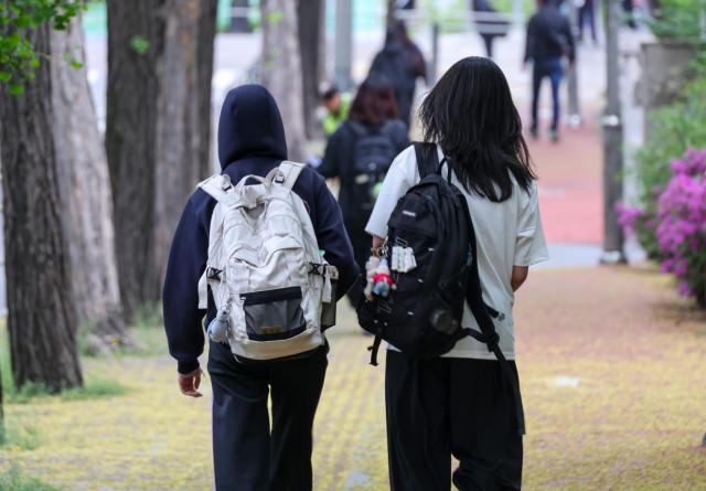 High school students are walking near a high school in Yeongdeungpo District Seoul on April 20 2026 AJP Yoo Na-hyun