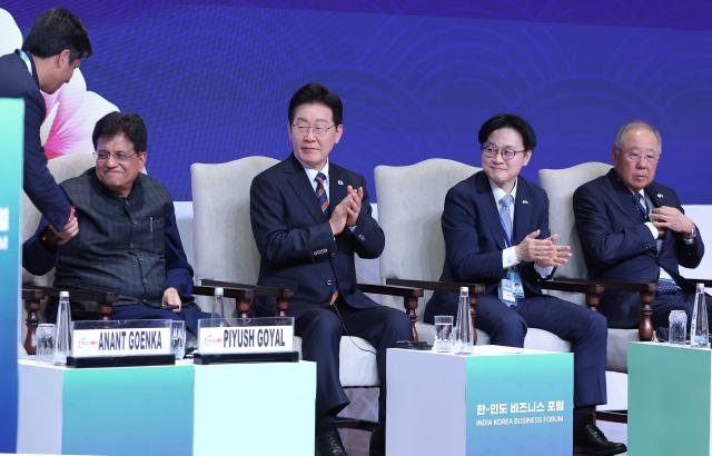 이재명 대통령이 20일현지시간 인도 뉴델리의 한 행사장에서 열린 한-인도 비즈니스포럼에서 아난트 고엔카 인도상의 회장 발언이 끝난 뒤 박수치고 있다  왼쪽부터 아난트 고엔카 인도상의 회장 피유시 고얄 상공부 장관 이 대통령 김정관 산업부 장관 류진 한국경제인협회 회장 사진연합뉴스