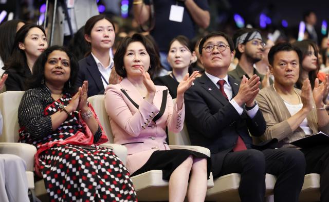 이재명 대통령과 인도를 국빈방문한 김혜경 여사가 20일현지시간 뉴델리 야쇼부미 컨벤션센터에서 K-드림 스테이지 공연을 보고 있다 오른쪽은 최휘영 문화체육관광부 장관과 박진영 대중문화교류위원장 사진연합뉴스