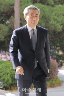 [포토] 첫 출근하는 신현송 신임 한은총재