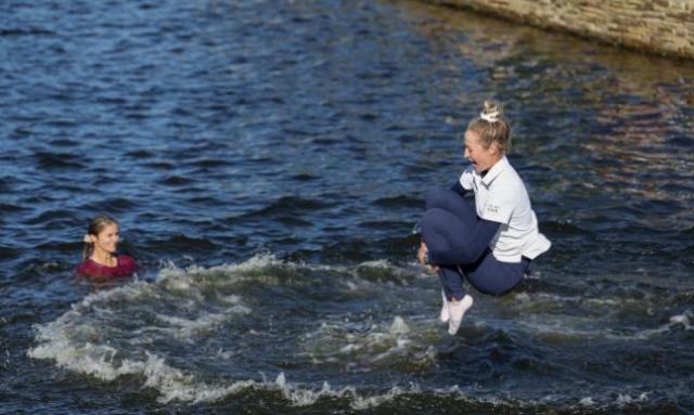 지난 2025년 여자 골프 메이저 대회 셰브론 챔피언십 우승자 넬리 코르다가 우승을 차지한 뒤 연못 세리머니를 펼치고 있다 사진연합뉴스·로이터