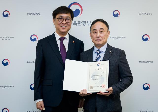 최휘영 문체부 장관사진 왼쪽과 서승만 정동극장 대표이사 사진문체부