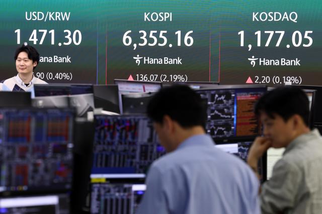 KOSPI sets fresh record, powered by chip stocks
