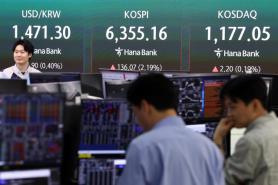 KOSPI sets fresh record, powered by chip stocks