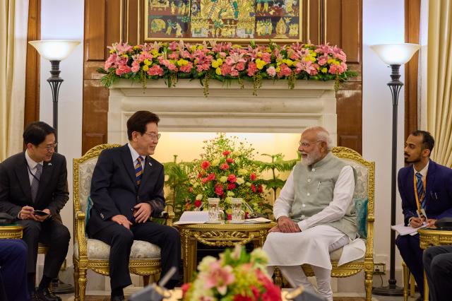 이재명 대통령과 나렌드라 모디 인도 총리가 20일현지시간 뉴델리 영빈관에서 소인수 정상회담을 하고 있다 사진연합뉴스