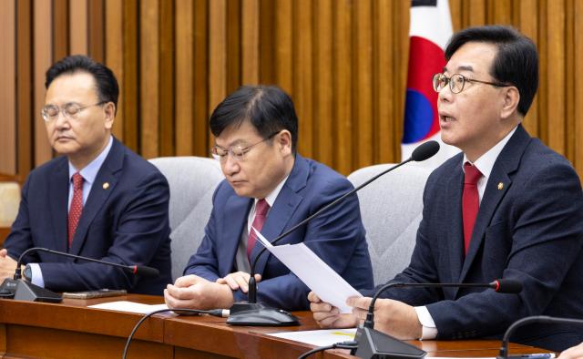 송언석 국민의힘 원내대표오른쪽가 21일 국회에서 열린 원내대책회의에서 발언하고 있다 사진연합뉴스