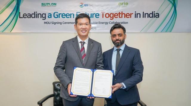 20일 인도 델리에서 GS건설 허윤홍 대표사진 왼쪽과 아리 에너지Arie Energy 비슈와지트 파르마르Vishwajitsinh Parmar 대표가 업무협약을 체결하고 기념사진을 촬영하고 있다 사진GS건설