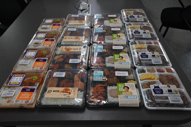 지난 15일 블라인드 테스트에 사용된 도시락 왼쪽부터 순서대로 CU 밥도둑 계란장 김치제육 도시락 세븐일레븐 고기肉올인원 도시락 GS25 혜자로운 한상가득 도시락 이마트24 손종원 셰프의 떡갈비정식 도시락 사진박승호 기자