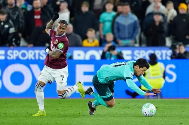 울버햄프턴 원더러스의 황희찬오른쪽이 10일 영국 런던의 런던 스타디움에서 열린 20252026시즌 잉글랜드 프리미어리그EPL 32라운드 웨스트햄 유나이티드와 경기에서 상대 선수와 부딪혀 넘어지고 있다 사진연합뉴스·로이터