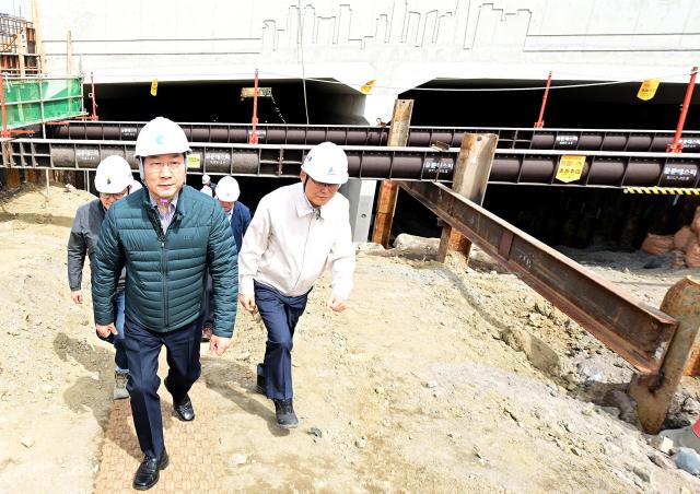 Incheon Mayor Yoo Jeong-bok inspects construction of the Aam underpass on the 21st. [Photo=Incheon City]
