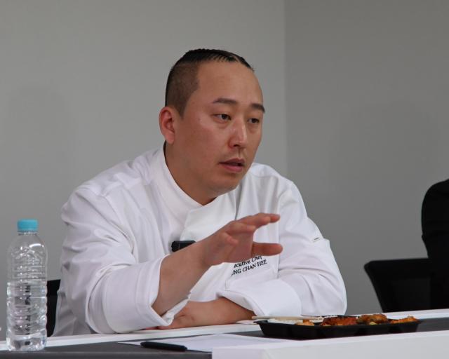 지난 15일 편의점 도시락 블라인드 테스트에 참석한 정찬희 비컨홀딩스 총괄 셰프가 도시락 시식 후 소감을 말하고 있다 사진박승호 기자