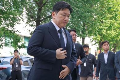 경찰, K팝 거물 방시혁 1900억 부당이득 혐의 구속영장 신청