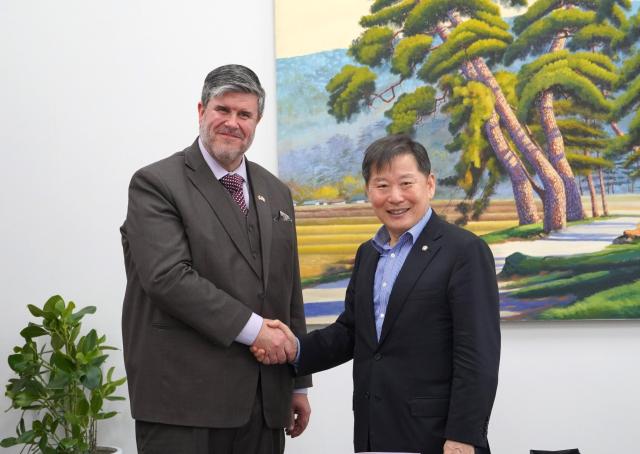 이철규 국회 산업통상자원중소벤처기업위원회 위원장오른쪽이 20일 오후 국회에서 필립 라포튠 주한캐나다대사왼쪽를 접견하고 있다 사진이동원 기자