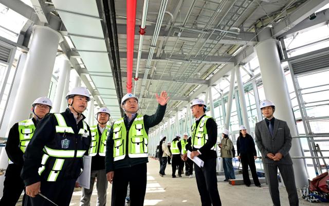 유정복 인천광역시장이 21일 인천발 KTX 직결사업 송도역사 증축공사 현장을 점검하고 있다 사진인천시