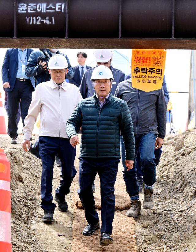 유정복 인천광역시장이 21일 아암지하차도 건설공사 현장을 점검하고 있다 사진인천시