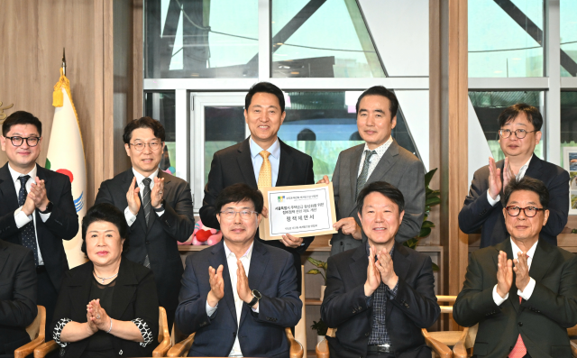 오세훈 서울시장이 21일 ‘수도권 재건축·재개발조합연합회’ 관계자들과 간담회를 갖고 기념사진을 촬영하고 있다 사진서울시 제공