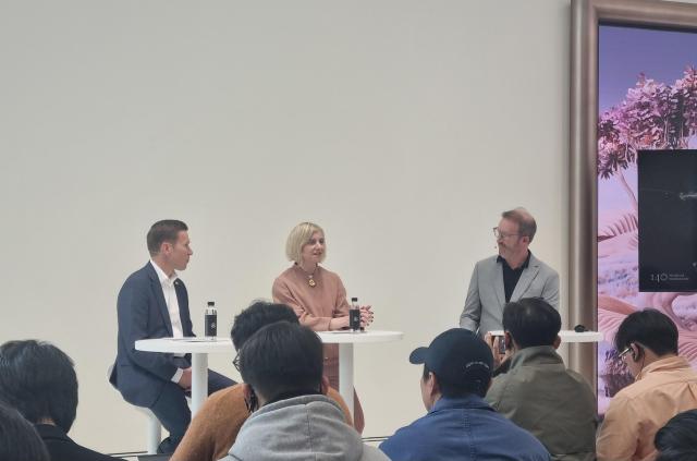 21일 서울 강남에 있는 마이바흐 브랜드센터 서울에서 열린 미디어 간담회에서 왼쪽부터 마티아스 바이틀 벤츠코리아 사장 크리스티나 셴크 메르세데스-벤츠 AG 디지털커뮤니케이션 및 IR 총괄 부사장 등 관계자들이 말하고 있다 사진김수지 기자