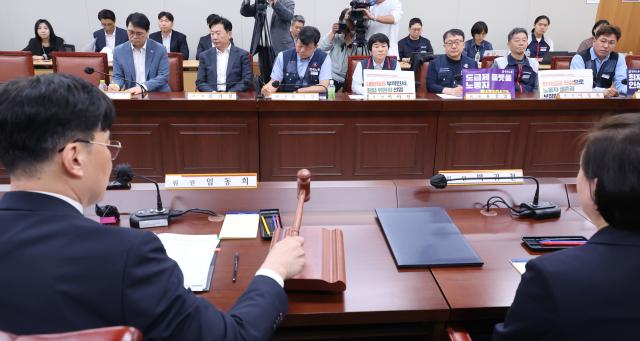 내년도 최저임금을 정하기 위한 최저임금위원회 첫 전원회의가 21일 세종시 정부세종청사 최저임금위원회에서 열리고 있다 위원장 대행을 맡은 임동희 위원이 개의를 선언하며 의사봉을 두드리고 있다 사진연합뉴스
